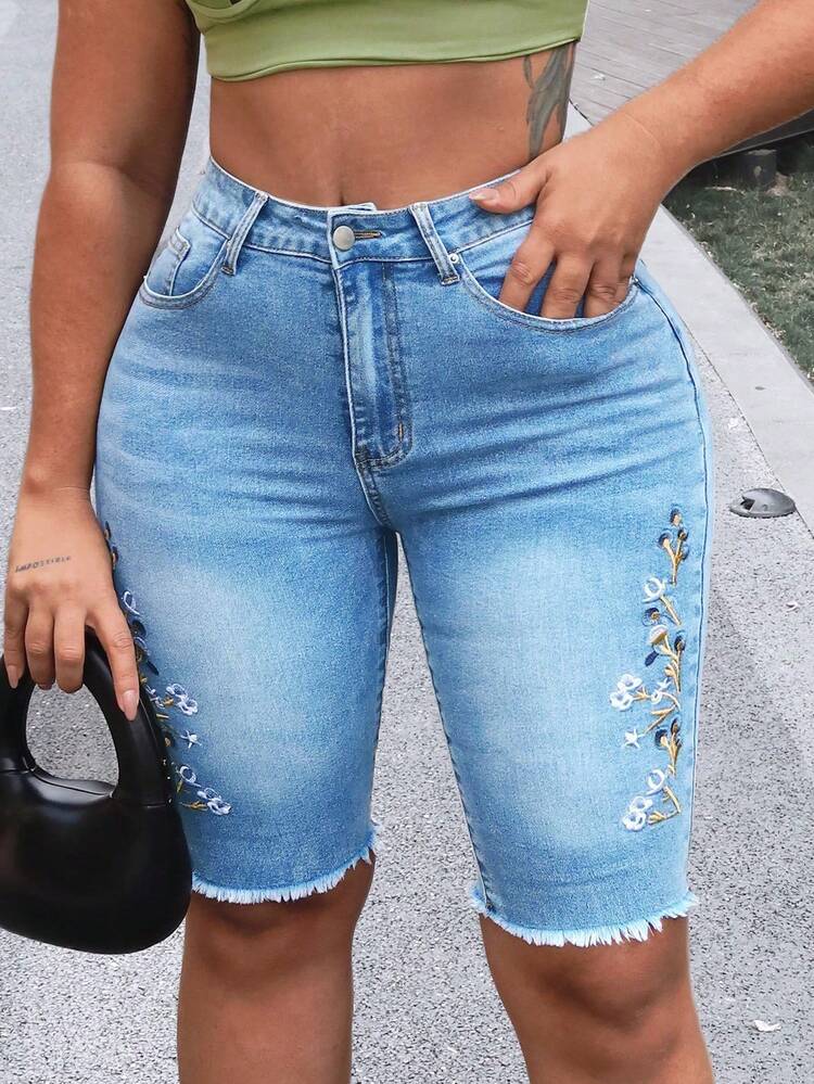 Women's Mid-Rise Stretch Skinny Jean Shorts With Beautiful Embroidery On Both Sides, Multiple Pockets And Zipper Closure For Casual And Date Wear. - 淺色水洗藍 - 查看 2