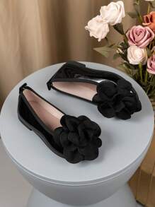 一双女童漆皮平底鞋，饰有大花朵，设计优雅，适合派对、舞台表演、郊游、日常休闲等场合，女童鞋，女童凉鞋，女童校鞋，校鞋，儿童鞋，花童鞋 - 黑色 - 查看 2