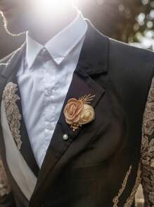 1 件灰色玫瑰花蕾胸花，带合金装饰，新郎和伴郎婚礼礼服