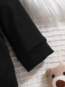 Pelele de manga larga con nombre personalizado impreso para niños y niñas pequeños, mono informal adecuado para uso al aire libre - Negro - Ver 4