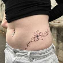 1 szt. Wodoodporny i odporny na pot, zmywalny tymczasowy tatuaż, spersonalizowany, wysokiej jakości projekt, tatuaż na brzuchu z motywem lilii, modny wzór odpowiedni do codziennego użytku - Czarne - Zobacz 3