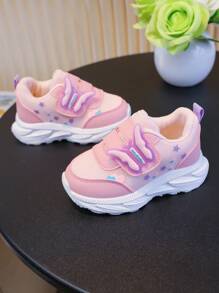 زوج من أحذية الأطفال الرضع المريحة والمتينة المزينة بالفراشات، مناسبة للبنات الصغيرات، للربيع/الخريف، مع إغلاق بالخطاف والحلقة للاستخدام الداخلي/الخارجي، عصرية وكاجوال ورياضية متعددة الاستخدامات