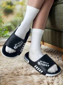 新款夏季时尚简约男士家居拖鞋，适合日常休闲穿着。加厚鞋底设计，透气柔软，穿着舒适。采用EVA材质，防臭、护足、速干，并具有超强减震性能。适合在海滩、户外街道、室内卧室、浴室等场所穿着。男女通用设计，另有情侣款可选。 - 查看 3