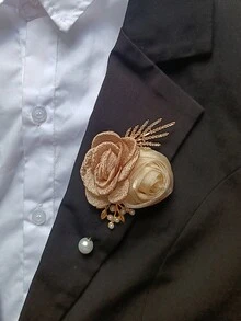 1 件灰色玫瑰花蕾胸花，带合金装饰，新郎和伴郎婚礼礼服