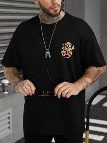 Manfinity Roghcode Men's Loose Fit T-Shirt With Slogan And Cartoon Graphic - Black - View 4