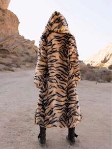 FHILLINUO 女士冬季外套，时尚仿皮草长款外套，带帽带口袋，常规袖长，虎纹印花图案，时尚夹克，适合圣诞节和新年穿着 - 彩色 - 查看 2