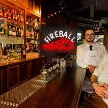 Fireball Whiskey LED 霓虹灯 - USB 供电，多色装饰灯，适用于家庭酒吧、私人空间、派对和卧室