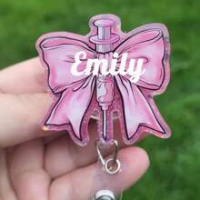 Spersonalizowana rolka z identyfikatorem, Rolka z identyfikatorem pielęgniarki z imieniem, Rolka z identyfikatorem kokardką, Rolka z identyfikatorem pielęgniarki, Rolka z identyfikatorem flebotomisty, Rolka z identyfikatorem pielęgniarki, Uchwyt na identyfikator, Prezent dla pielęgniarki, Przybory szkolne, Powrót do szkoły, Prezent do szkoły, Do biura, Do szkoły, Do klasy, Dla nauczyciela, Na uniwersytet, Dla kolegi, Do akademika, Dla nauczyciela, Uczniowie gimnazjum, Uczniowie liceum, Dodatki odzieżowe, Szykowna jesień, Użytkowy szyk