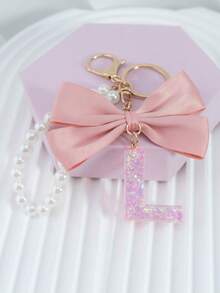 三件套：闪亮粉色洋葱亮片、26个树脂大写英文字母、18K镀金龙虾扣扁环链，搭配时尚粉色布艺蝴蝶结和仿珍珠串珠装饰配件，适用于包包链、手机挂绳、钥匙扣，也可作为礼物送给朋友、母亲、车饰、包包挂饰、背包挂件、带证件夹的挂绳、汽车装饰、圣诞汽车饰品、老师、姐妹等。 - 粉色 - 查看 26