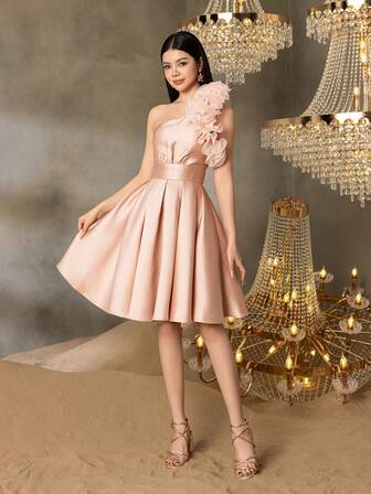 Alisa&Leo 少女缎面单肩毕业礼服，带荷叶边花卉贴花 - 收腰 A 字形交叉后背系带，适合毕业典礼、舞会和优雅晚会