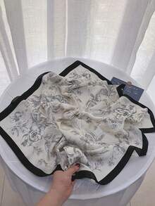 1条仿丝印花围巾，多功能头巾/颈巾，时尚披肩，优雅百搭，也可作发带或发圈搭配连衣裙使用。