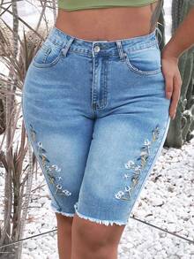Women's Mid-Rise Stretch Skinny Jean Shorts With Beautiful Embroidery On Both Sides, Multiple Pockets And Zipper Closure For Casual And Date Wear. - 淺色水洗藍 - 查看 3