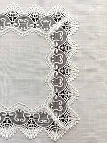 Față de masă dreptunghiulară din fibră de bambus albă, 1 buc., broderie din dantelă solubilă în apă, design elegant cu flori albe, potrivită pentru masa de bucătărie de acasă, bufet, comodă, decorarea dulapului de pantofi, petrecere de sărbători, petrecere de picnic în aer liber, cadou de aniversare a nunții pentru bărbați și femei, broderie rafinată, decorațiune festivă, material de înaltă calitate, pentru gazdele de banchet.