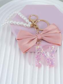 三件套：闪亮粉色洋葱亮片、26个树脂大写英文字母、18K镀金龙虾扣扁环链，搭配时尚粉色布艺蝴蝶结和仿珍珠串珠装饰配件，适用于包包链、手机挂绳、钥匙扣，也可作为礼物送给朋友、母亲、车饰、包包挂饰、背包挂件、带证件夹的挂绳、汽车装饰、圣诞汽车饰品、老师、姐妹等。 - 粉色 - 查看 13