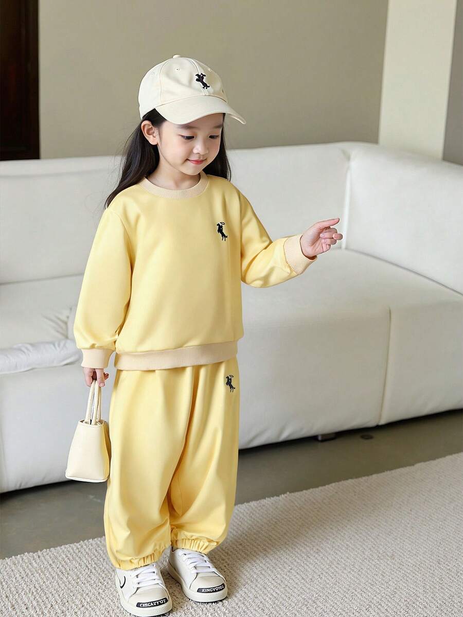 女童 2 件套刺繡圓領長袖衛衣 + 刺繡休閒錐形長褲，秋冬日常休閒保暖套裝 - 黃色 - 查看 1