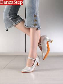 优雅的女士闪亮银色拉丁舞鞋，配有玛丽珍踝带、圆头和低喇叭跟 - 非常适合舞厅、萨尔萨舞和社交舞