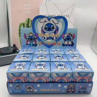Disney 1 stuk Disney Stitch Blind Box, sleutelhangerhanger, prachtig ontworpen, super schattig, Halloween, kerstverrassingscadeau, patriottische decoratie, | Zorgvuldig ontworpen, geen stroom nodig, perfect om vrienden vakantiecadeaus, verjaardagscadeaus, feestcadeaus, Kerstmis, Thanksgiving, afstudeercadeaus te geven