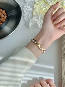 1pc Minimalist Thin Strap Fashion Elegant Gold Color Wristwatch For Women, Suitable For Daily Decoration - Gold - View 3