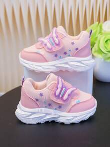 زوج من أحذية الأطفال الرضع المريحة والمتينة المزينة بالفراشات، مناسبة للبنات الصغيرات، للربيع/الخريف، مع إغلاق بالخطاف والحلقة للاستخدام الداخلي/الخارجي، عصرية وكاجوال ورياضية متعددة الاستخدامات