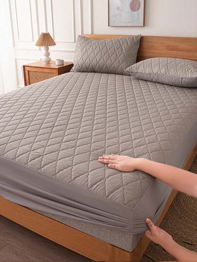 1pc Waterproof Fitted Sheet, Bedding, Fitted Bed Sheet, Christmas Decorations, Halloween Decor, Fall Decor, Mattress Cover, Soft And Comfortable Bedding For Bedroom, Room Decor, Solid Color Matress Proctector, Deep Pocket Cooling Breathable Quilted Fitted Sheet For Bedroom Decor, Fitted Bottom Sheet For Twin, Full, King, Queen Size, Dust-Proof Protection, Machine Washable, Father's Day Bedding Gift, Bedding Gifts, Machine Washable