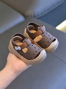 Sandalias de niños de verano 2025, sandalias cerradas para niños/niñas impermeables, antideslizantes, de suela suave, adecuadas para interior/exterior, de moda para bebés y niños pequeños