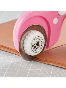 Dao cắt xoay 45mm, 5 lưỡi thay thế, tay cầm tiện dụng có khóa, thích hợp cho vải, da, đồ thủ công, may vá, ch quilting, dao cắt vải xoay hiện đại dùng trong gia đình - Phù hợp cho cả người thuận tay trái và tay phải (Màu hồng) - Nhiều màu - Xem 8