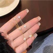 1 件星空四叶草手链，2025 年新款女士款式，奢华小众设计，高端珠宝，百搭简约的独特女士配饰，理想的礼物，象征着佩戴者的浪漫气息，是日常穿搭的精致亮点，还有幸运的含义（四叶草象征着好运，星空传达着浪漫）