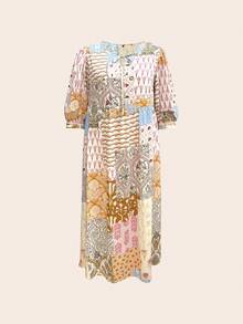 فستان طويل بقصة A مع لمسات متعددة الألوان، ياقة على شكل V وأكمام بيشوب مع تفاصيل ربطة أمامية، قماش منسوج غير مطاطي مع تجاعيد عند الذيل