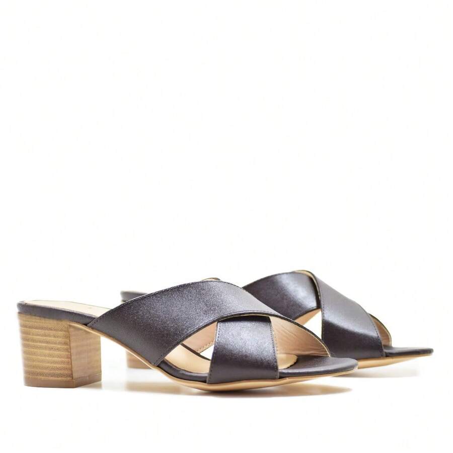 Elodie Sandalias Colmar de Napa Marrón para Mujer con Tacón Medio de 50mm - Elegancia y Comodidad Atemporal en Diseño Español. Descubre el toque sofisticado que estas sandalias de piel napa te brindan, ofreciendo un ajuste perfecto y excepcional confort. Ideales para cualquier ocasión, su versatilidad y estilo refinado se adaptan a eventos sociales y salidas casuales. Disponibles en tallas 35 a 42, son un accesorio imprescindible que eleva tu look con su acabado elegante y suela de goma antideslizante. - Marrón - Ver 1