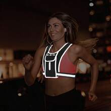 سترة عاكسة قابلة للتعديل للركض مع حامل هاتف، جيب لزجاجة المياه، وجاك سماعات - تصميم عالي الرؤية مع حزام الكتف، مناسبة للجري والدراجات الهوائية