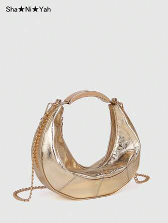 Modern, diskret lyxig, halvmåneformad aftonväska i gyllene metall med elegant handtagskedja, lämplig för shopping, fest och presenter