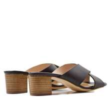 Elodie Sandalias Colmar de Napa Marrón para Mujer con Tacón Medio de 50mm - Elegancia y Comodidad Atemporal en Diseño Español. Descubre el toque sofisticado que estas sandalias de piel napa te brindan, ofreciendo un ajuste perfecto y excepcional confort. Ideales para cualquier ocasión, su versatilidad y estilo refinado se adaptan a eventos sociales y salidas casuales. Disponibles en tallas 35 a 42, son un accesorio imprescindible que eleva tu look con su acabado elegante y suela de goma antideslizante. - Marrón - Ver 3