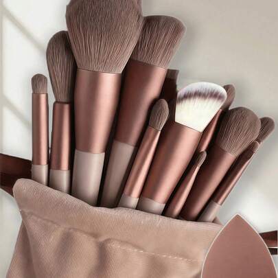 13件套专业化妆刷套装 + 1个棕色化妆海绵，包含眼影刷、粉底刷、BB霜刷、遮瑕刷，柔软舒适，适合初学者，采用柔软纤维材质，便携易用，是旅行、度假、海滩的理想之选，也是送给女性和女孩的绝佳夏季或返校礼物。套装包含粉底刷、遮瑕刷、腮红刷、修容刷、散粉刷等。赠品