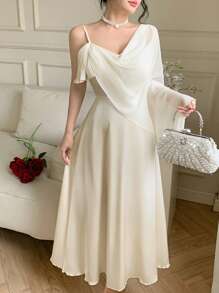 乳白色性感不对称垂坠领披肩设计 A 字形荷叶边下摆缎面优雅连衣裙，浪漫约会返校派对，返校，春夏新款女装 - 杏色 - 查看 5