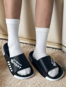 新款夏季时尚简约男士家居拖鞋，适合日常休闲穿着。加厚鞋底设计，透气柔软，穿着舒适。采用EVA材质，防臭、护足、速干，并具有超强减震性能。适合在海滩、户外街道、室内卧室、浴室等场所穿着。男女通用设计，另有情侣款可选。 - 查看 4