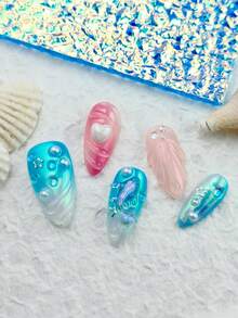 DIY夏季新款美甲：10片装多巴胺海洋元素杏仁形手工按压式美甲贴片。蓝色和粉色美甲贴片，包含3D爱心、水波纹、星星、鱼、小珍珠、小钻石等海洋元素，是春夏搭配的理想之选，也是沙滩比基尼泳装的首选。美甲用品 - 彩色 - 查看 5