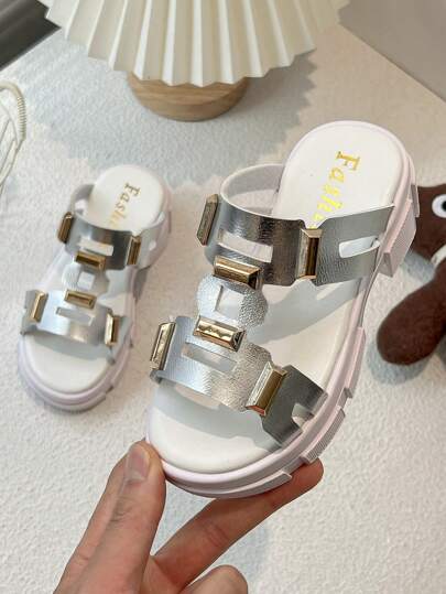 1 Pair. For Girls Aged 3 - 10. With Metal Buckle Decorations. Made Of Synthetic Leather. Anti - Slip And Wear - Resistant. Open - Toed And Strapless. One - Strap With Thick Soles. And Personalized Style. Slippers. Suitable For Summer Outings And Daily Wear.