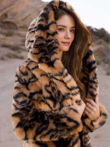 FHILLINUO 女士冬季外套，时尚仿皮草长款外套，带帽带口袋，常规袖长，虎纹印花图案，时尚夹克，适合圣诞节和新年穿着 - 彩色 - 查看 6