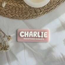 Spersonalizowane identyfikatory | Spersonalizowane identyfikatory imienne | Identyfikatory imienne | Edukatorzy | Pielęgniarstwo | Lekarze | Nauczyciele | Dentyści | Położne | Stażyści | Kawiarnie | Restauracje, Spersonalizowane identyfikatory służbowe, Identyfikatory służbowe, Spersonalizowane identyfikatory imienne, Akrylowe identyfikatory imienne, Prezenty dla pielęgniarek, Prezenty dla nauczycieli, Dodatki odzieżowe, Szykowna jesień, Użytkowy szyk