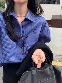 Koszula damska w kratę na jesień/zimę, nowa, modna, w stylu uniwersyteckim, haftowany wzór, kieszenie zapinane na guziki z przodu, luźna, wygodna, idealna do pracy, Klein Blue, odpowiednia do noszenia na co dzień i do pracy