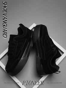 Baskets décontractées à enfiler classiques et à la mode pour hommes, en PU noir unicolore avec empiècement, style minimaliste polyvalent pour les activités quotidiennes et les déplacements, chaussures de sport pour couple