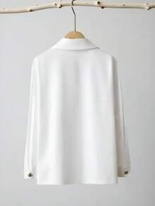 Camisa de talla grande y longitud regular con botones únicos con forma de corazón dorado y mangas largas con hombros caídos