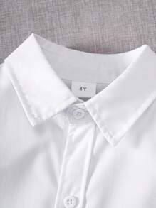 Camisa formal blanca con estilo clásico universitario para niño joven con estampado floral en el bolsillo, parches de tela empalmados y manga larga para ocasiones casuales o de fiesta
