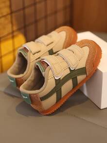 1双绿色柔软舒适皮革拼接婴幼儿运动鞋，圆头设计，防踢防滑鞋底，时尚休闲运动鞋，适合男宝宝/女宝宝，可用于爬行、学步、跑步，秋冬季穿着。