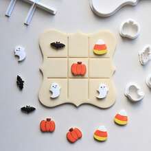 Bộ 6 khuôn cắt bánh hình cờ caro, bao gồm nhiều thiết kế theo chủ đề các ngày lễ (Halloween, Ngày Valentine, Lễ Phục Sinh, Lễ Tạ Ơn), gồm khuôn cắt bánh quy, khuôn cắt fondant và khuôn cắt đất sét, với họa tiết bàn cờ, hình môi, XXOO, hình trái tim, có thể kết hợp tự do. - trắng - Xem 4