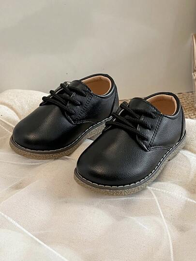 1 双返校休闲时尚儿童黑色皮鞋，设计简洁优雅，经典鞋型，系带方便，柔软舒适，适合室内/室外、玩耍、度假、婚礼等场合