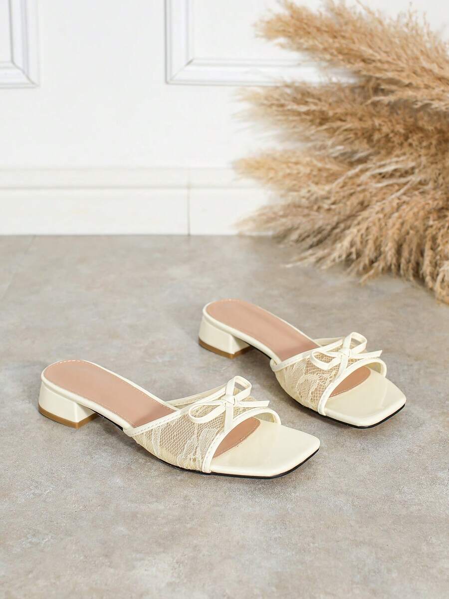Sandálias femininas de dedo em tecido de rede com laço decorativo, salto baixo, confortáveis, versáteis, antiderrapantes, estilo romano, perfeitas para looks de primavera e verão.