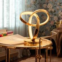 An Iron Twisted Table Lamp, Three-Tone Light, USB-Powered, Golden Clover, Suitable For Bar Decoration, Room Living Room Night Light