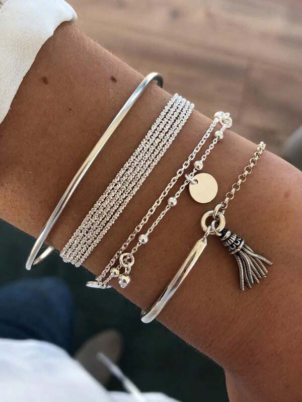 Un conjunto de 4 piezas de pulsera suave con borlas, cadena multicapa y piezas redondas