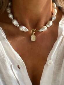 قلادة باروك فاخرة وأنيقة مزينة باللؤلؤ مع قلادة حرف أولي للنساء. قلادة الحرف الأولي هذه راقية وجذابة، مناسبة كهدية جميلة للنساء في المناسبات.